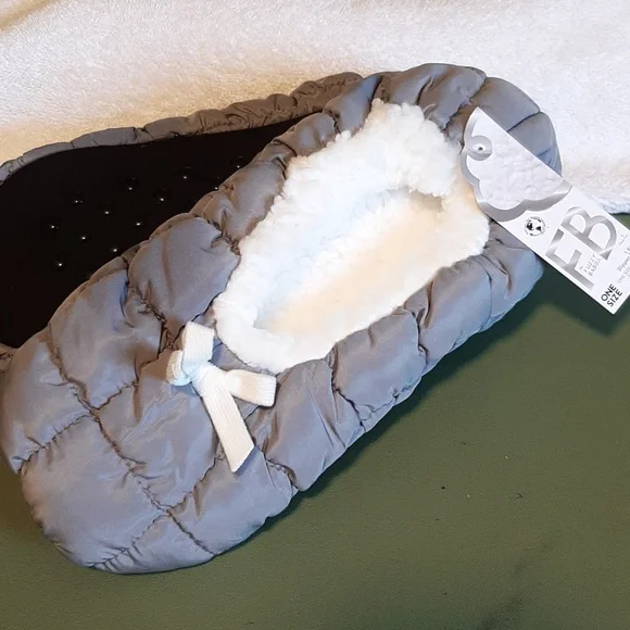 Women's Slippers size 7-9 - Picture 1 of 2